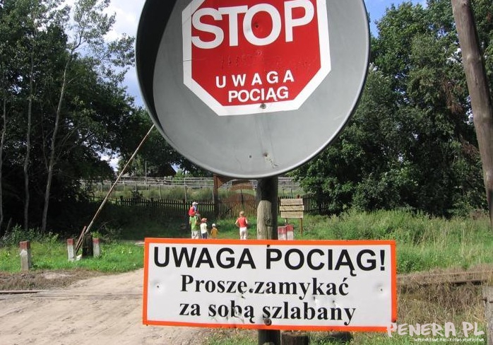 Uwaga pociąg - Proszę zamykać za sobą szlabany!