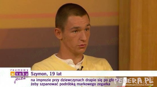 Szymon na imprezie drapie się po głowie żeby