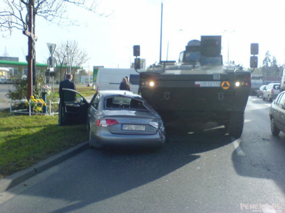 Auto kontra Rosomak na ulicach Poznania