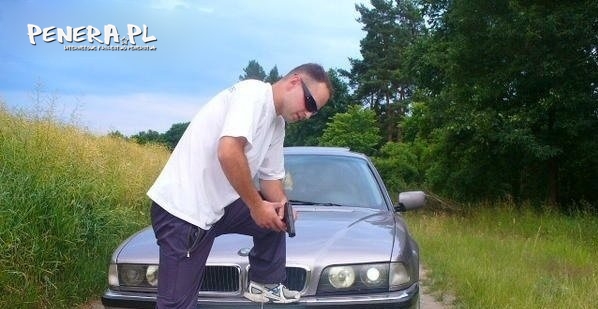 Lans na stare BMW i plastikowy pistolet