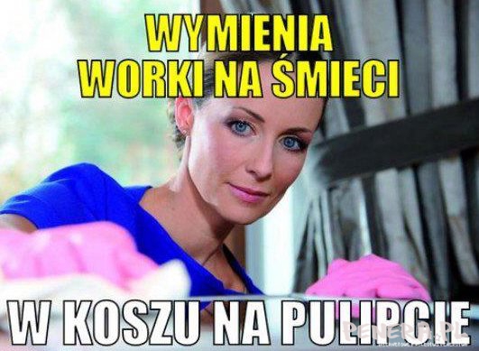 Wymienia worki na śmieci