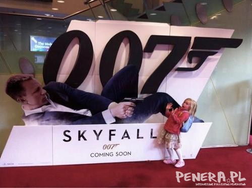 James Bond strzela do dzieci!