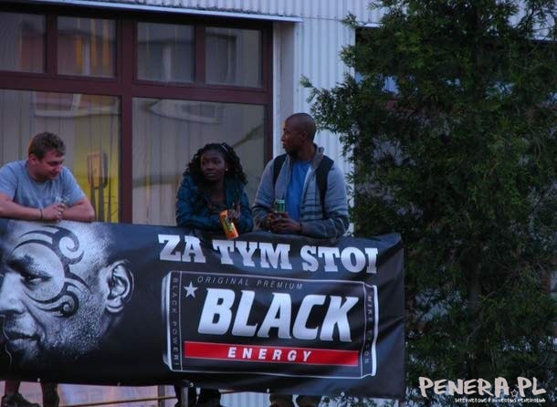 Za tym stoi black - dosłownie